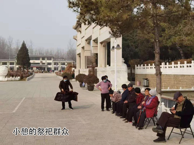 祭祀群众.jpg